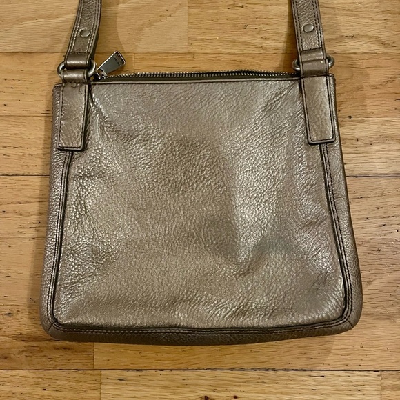 Fossil pebbled leather champagne colored Marlow turn latch crossbody - Picture 3 of 5